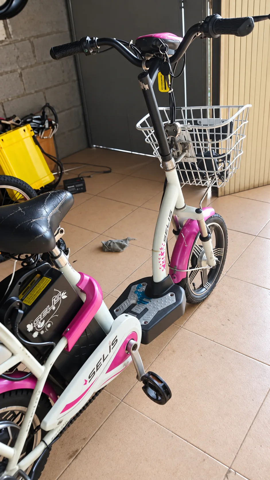 Unit Sepeda Listrik. Beberapa unit dalam area pengerjaan HAGA SERVICE.